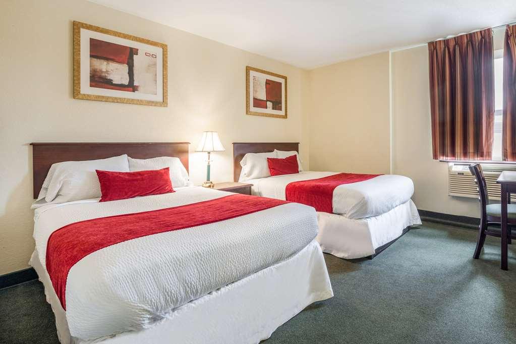 Knights Inn Orillia Room photo